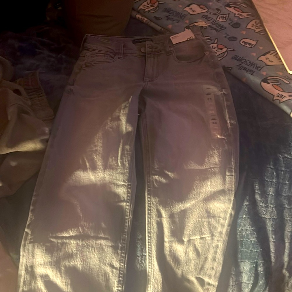 I am selling these 90s Baggy stretch jeans I haven’t wore them.